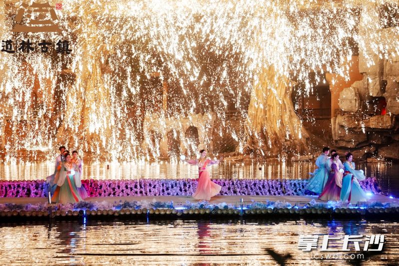 道林古鎮(zhèn)實景演出《千年鐵魂 湖南人》令游客驚艷。