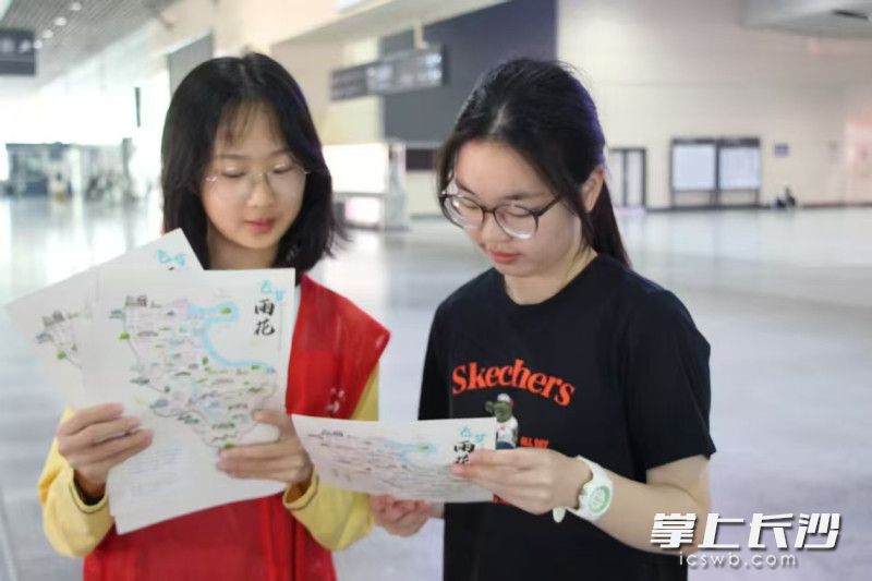 站區(qū)每天安排100余名雷鋒志愿者分布在進(jìn)出站大廳,、安檢廳、服務(wù)臺,、自助售票處,、扶梯等29個點位。