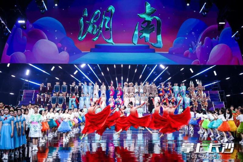 “八藝展”開(kāi)幕式上,，長(zhǎng)實(shí)舞團(tuán)代表湖南省入場(chǎng),。照片由學(xué)校提供
