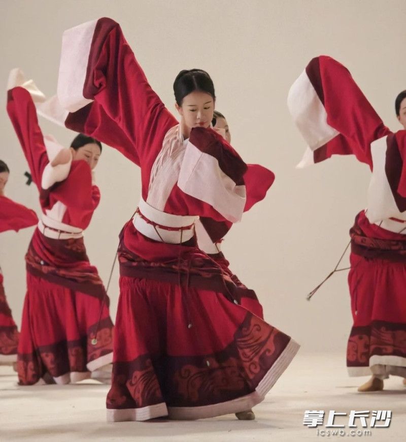 長(zhǎng)實(shí)舞團(tuán)在湖南博物院“快閃”演出排練現(xiàn)場(chǎng),，