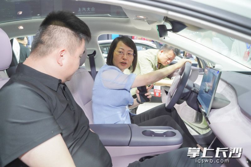 長沙市人民政府黨組成員,、副市長鄭平（中）在2025湖南車展巡館。
