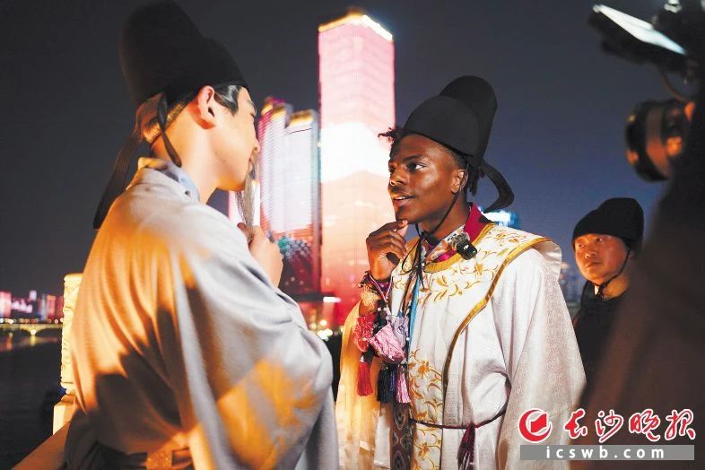 夜游杜甫江閣,，甲亢哥跟著“古人”學(xué)習(xí)手勢(shì)禮，邂逅杜甫筆下的詩(shī)意星河,。圖源：長(zhǎng)沙晚報(bào)