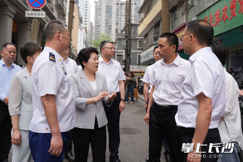 吳桂英以“四不兩直”方式督導(dǎo)吉祥巷多業(yè)態(tài)混合經(jīng)營(yíng)場(chǎng)所安全管理、消防隱患排查整治等工作,。