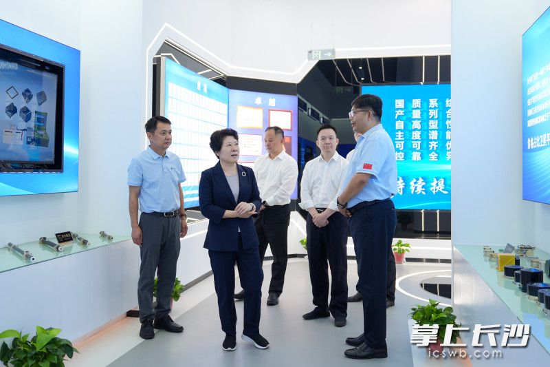吳桂英走進湖南攬月機電科技有限公司。