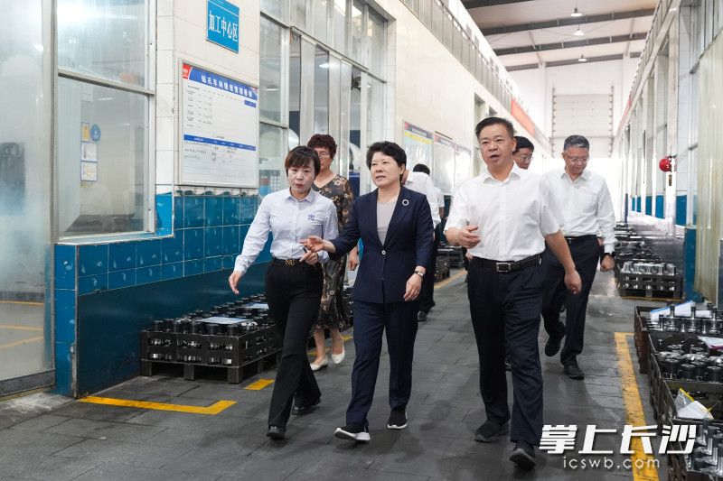 5月7日,，省委常委,、市委書記吳桂英圍繞“構建現(xiàn)代化產業(yè)體系”這一主題開展“十五五”規(guī)劃專題調研，在黑金剛實業(yè)有限公司深入了解傳統(tǒng)制造業(yè)轉型升級情況,。