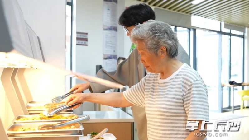 東華社區(qū)健康食堂開(kāi)業(yè),。