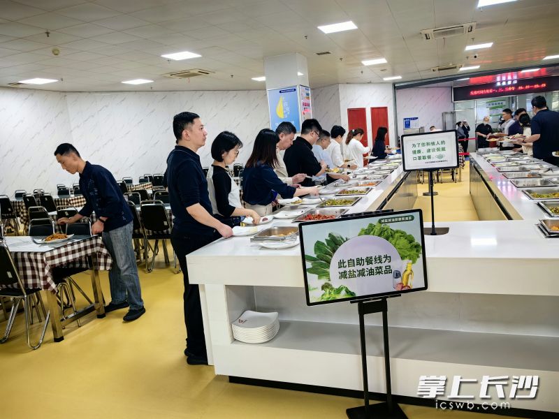 “減油減鹽”自助餐線設(shè)立,。