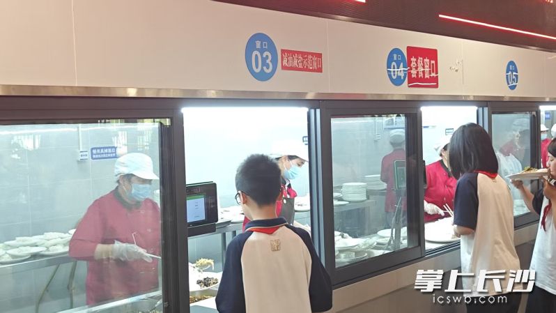 長(zhǎng)郡麓谷中學(xué)設(shè)置了減鹽減油示范窗口，每道菜品依據(jù)膳食科學(xué)準(zhǔn)則定制,。