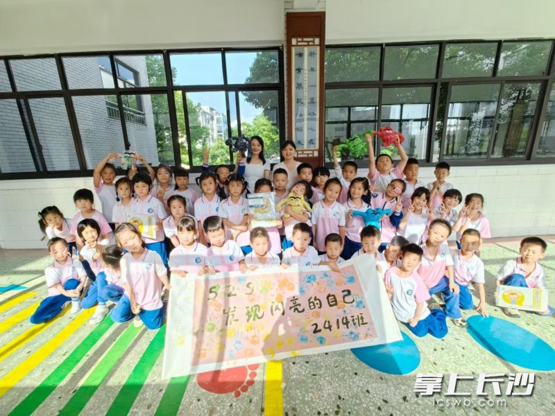今日,，長(zhǎng)沙市實(shí)驗(yàn)小學(xué)2414班教室上演了一場(chǎng)直抵童心的心理教育課堂,。 均為長(zhǎng)沙晚報(bào)通訊員桂愛(ài)平攝