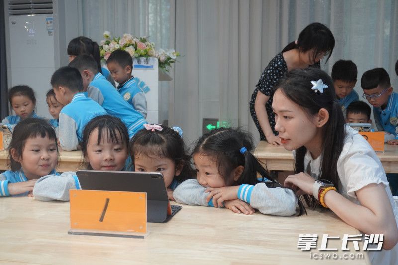 15名天心學前教育工作者通過八個項目的比拼展示教學技能風采,。
