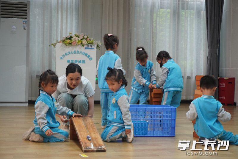 參賽教師在活動中通過游戲與孩子們互動,。