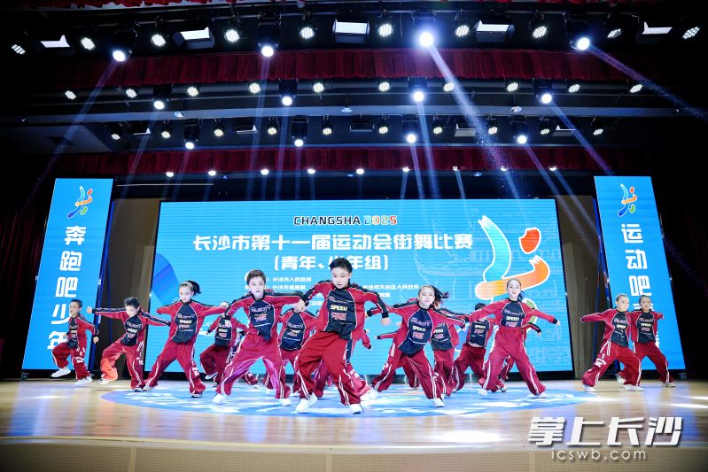 小選手秀舞姿,。