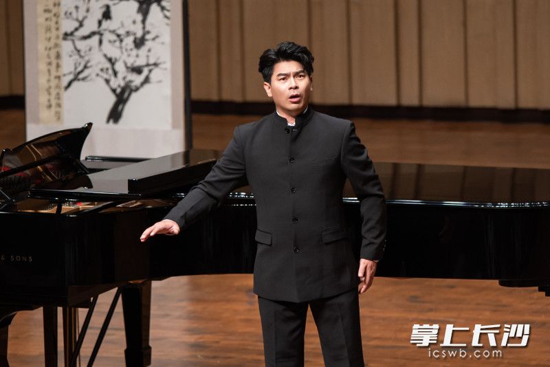 男中音歌唱家李巧偉表演,。