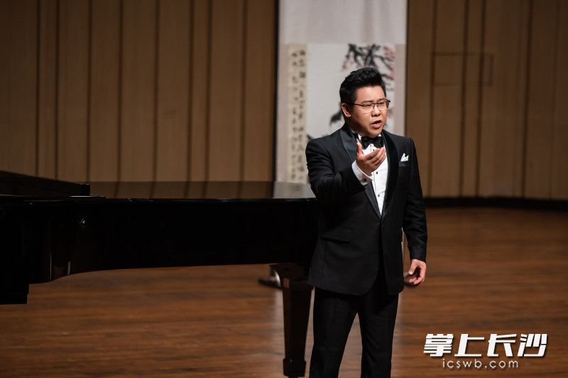 男高音歌唱家張喜秋表演,。