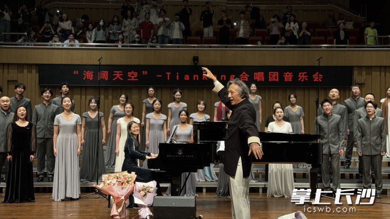 音樂(lè)會(huì)指揮手舞足蹈,，魅力十足,。