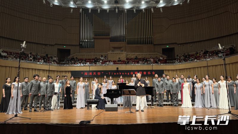 音樂(lè)廳樓上樓下座無(wú)虛席,。均為通訊員供圖