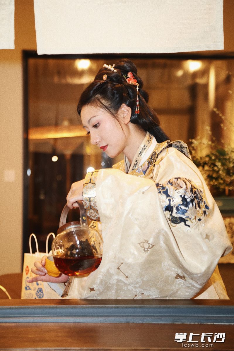 李慧欣穿上漢服,，在潮宗街的小院里給客人斟茶上“換茶子”,，還原湘式下午茶風(fēng)雅。 均為長沙晚報全媒體記者李卓攝