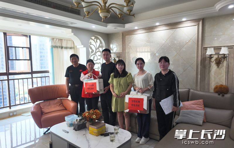 “數(shù)賦村社” 平臺(tái)精準(zhǔn)助力，社區(qū)上門(mén)為孕晚期婦女送大禮包,。望城區(qū)東湖路社區(qū) 供圖
