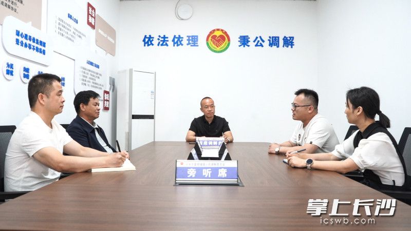 寧鄉(xiāng)市夏鐸鋪鎮(zhèn)綜治中心矛盾糾紛調(diào)處室，工作人員幫村民調(diào)解矛盾,。 均為長沙晚報(bào)全媒體記者劉曉敏攝