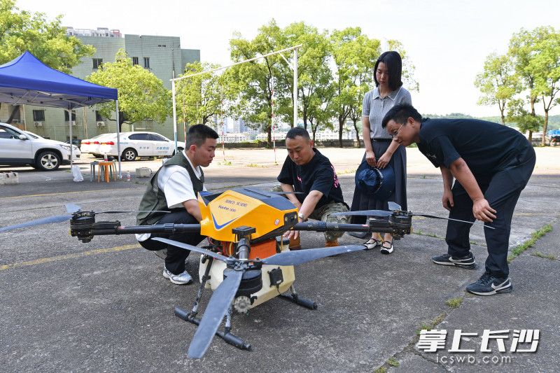13日下午,，長沙交投龍驤技校內(nèi)，無人機教員楊安（左一）給學員們講授無人機的飛行原理,。
