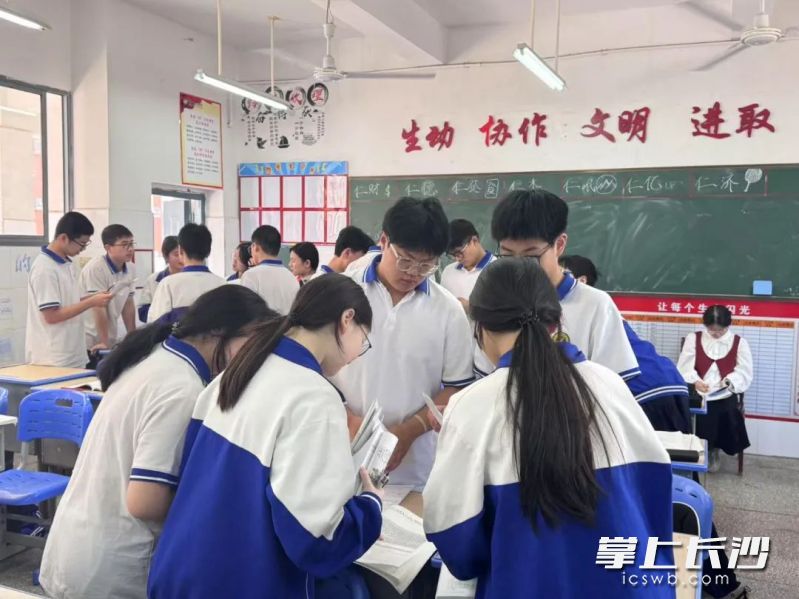 課堂上的小組討論環(huán)節(jié)。