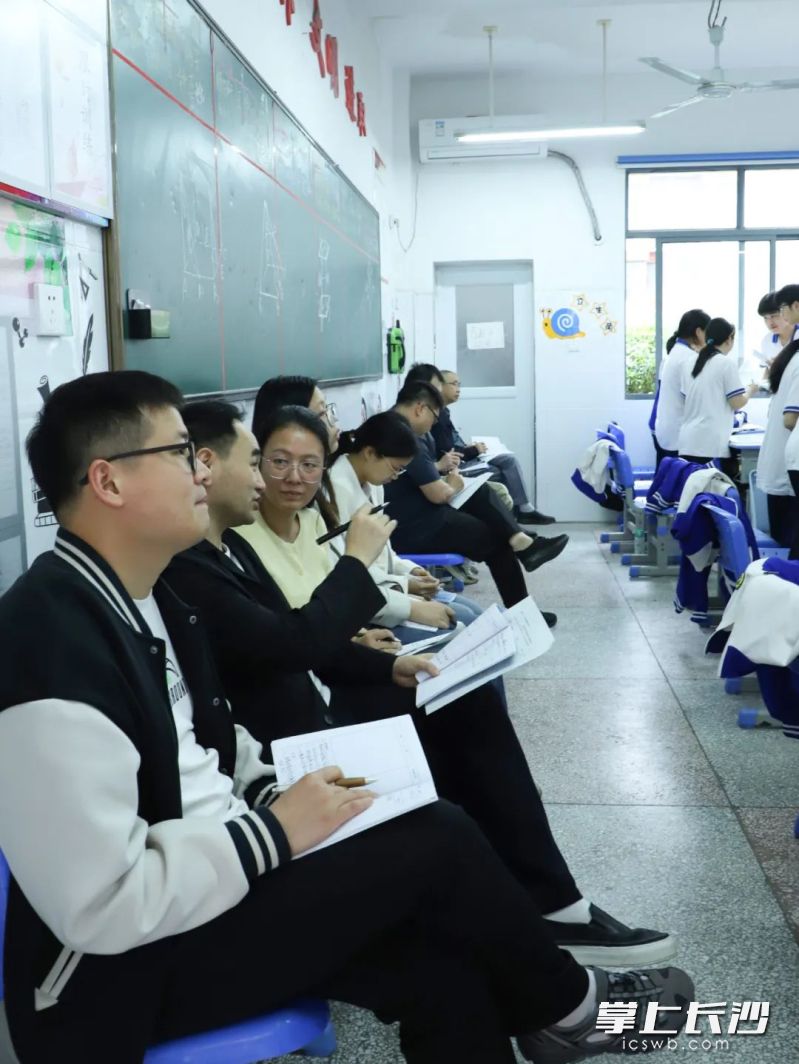 學(xué)校校長,、學(xué)校督評室成員隨機推門聽課。