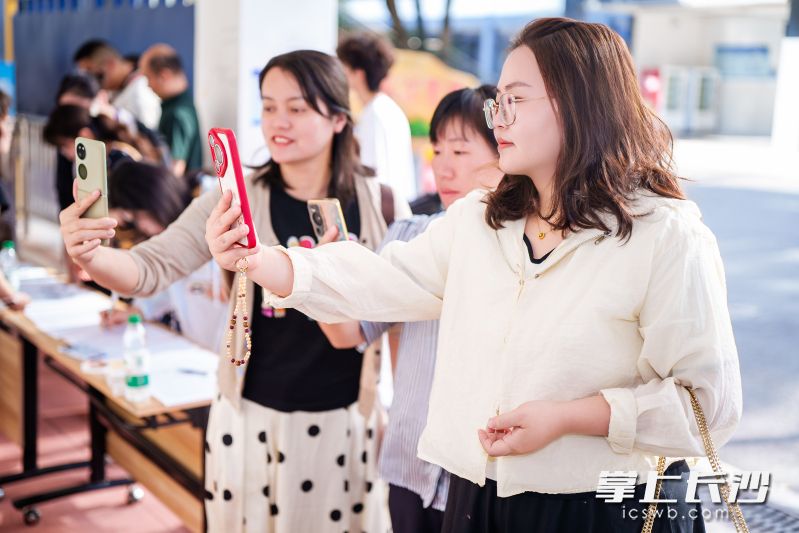 全市超300名市教育局直屬中小學(xué)教科研負(fù)責(zé)人、各區(qū)縣（市）老師參加,。