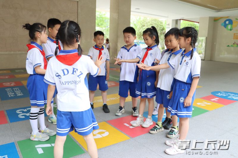 隨著夏季來臨,，教學樓公共區(qū)域和走廊空間上新的“地板游戲”深受學生歡迎,。均為通訊員 趙冰瑩 供圖