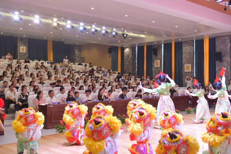今日，中國(guó)少年培育聯(lián)盟興發(fā)教學(xué)研討暨學(xué)校生命化課堂開放活動(dòng)在長(zhǎng)郡雨花外國(guó)語(yǔ)第二附屬小學(xué)舉行,，照片由學(xué)校提供
