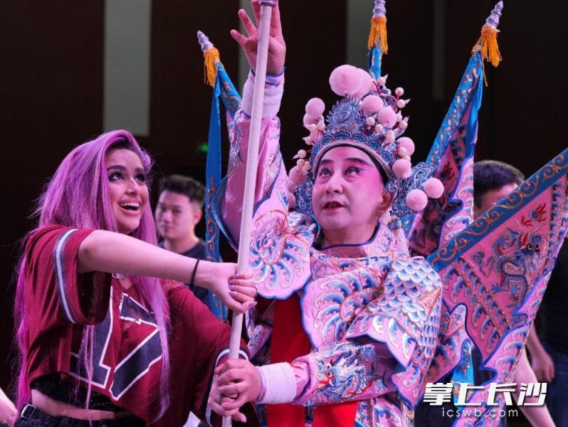 美國(guó)歌手朱麗葉和巴陵戲老演員學(xué)習(xí)“?；尅薄＞鶠橹鬓k方供圖