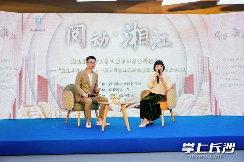 主持人與著名詩人張戰(zhàn)進(jìn)行對話,。