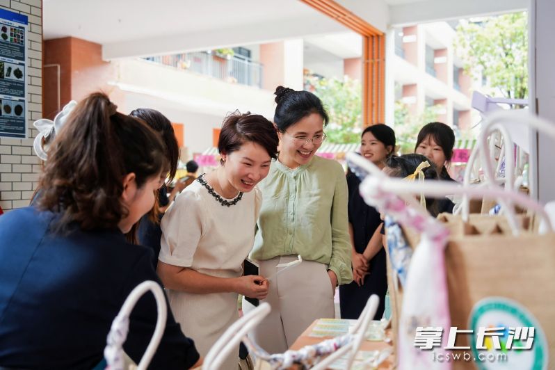 西雅博才小學(xué)校園內(nèi),，一個個“詩歌小鋪”引起了與會嘉賓的關(guān)注。 均為長沙晚報(bào)通訊員胡賽花供圖