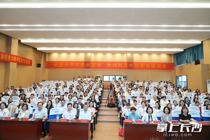 長沙市教育科學(xué)研究院主辦長沙市第三屆教師家庭教育指導(dǎo)素養(yǎng)比賽,，全市47位中小教師參加,。長沙晚報通訊員 袁璐 攝
