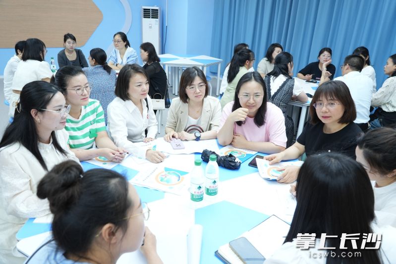 長沙市向芳家庭教育指導(dǎo)名師工作室成員與參賽教師志愿者為家長提供“一對一”困惑家庭咨詢指導(dǎo),。