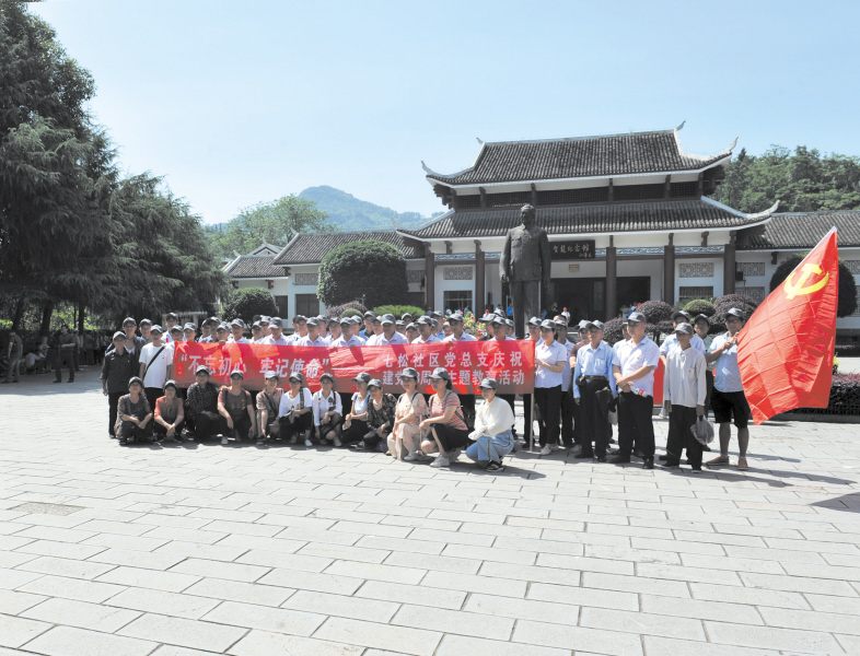 在賀龍紀(jì)念館，前來(lái)參加“紅色之旅”的游客和團(tuán)隊(duì)絡(luò)繹不絕,?！　”景鎴D片（除署名外）均為長(zhǎng)沙晚報(bào)全媒體記者 小劉軍 攝