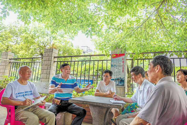 砂子塘街道在大樟樹下建起社情民意角，經(jīng)常組織居民在樹下拉家常,，討論解決左鄰右舍的各類難題,。均為長沙晚報(bào)全媒體記者陳飛攝