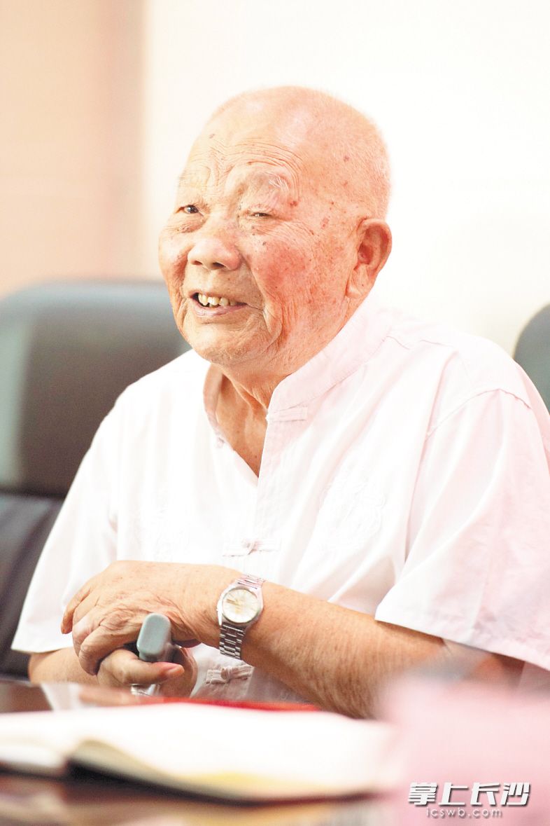 老英雄甘厚美,。
