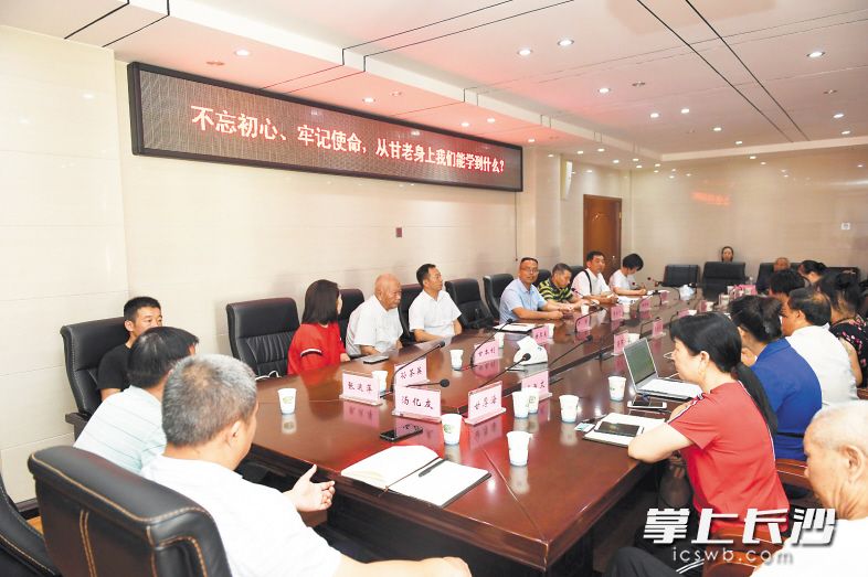 從甘厚美身上,，我們可以學(xué)到什么?日前,，本報(bào)《你說(shuō)話吧》欄目走進(jìn)文家市鎮(zhèn)，邀請(qǐng)30余位話友就此展開(kāi)座談,，甘老的到來(lái)更是引爆現(xiàn)場(chǎng)氣氛,。