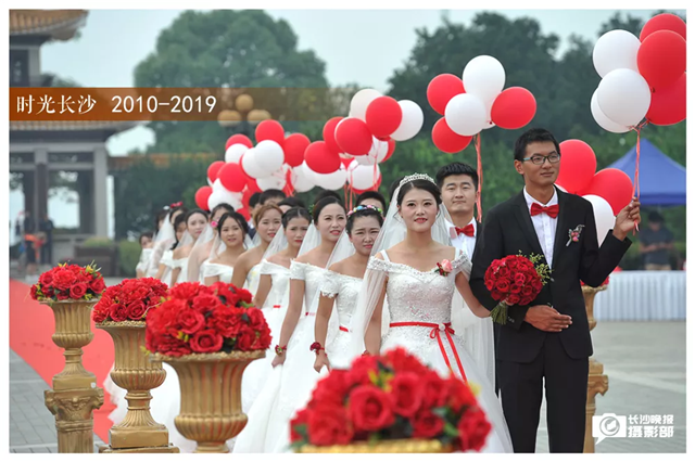 2017年9月19日,，19對一線建設(shè)者新人在橘子洲頭舉行集體婚禮,，在青年毛澤東藝術(shù)雕像前許下愛的誓言。