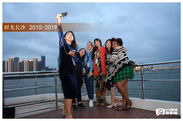 2018年5月22日晚,，參加在2018長沙媒體藝術(shù)節(jié)暨“一帶一路”青年創(chuàng)意與遺產(chǎn)論壇的青年代表共赴湘江之夜,，來自埃塞俄比亞的漢娜和朋友們合影留念。