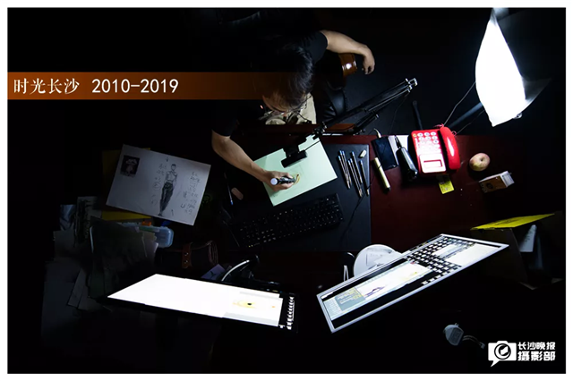 2018年9月6日,，黃啟坤在自己的工作室給學(xué)生們直播上課。網(wǎng)絡(luò)課堂的興起,，帶來了更加豐富,、個性的教育體驗。