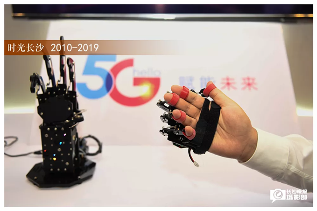 2019年5月21日，5G場景演示現(xiàn)場,，工作人員通過智能設(shè)備展示最新通信方式,。隨著5G商用的臨近，更加安全,、快捷,、多樣的溝通交流方式將不斷出現(xiàn)。