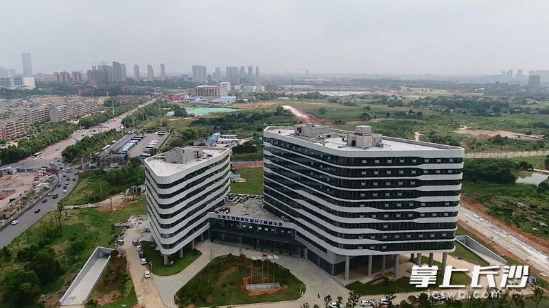 今年9月底,，位于隆平高科技園“種業(yè)硅谷”核心區(qū)的國家水稻分子育種研發(fā)基地項目一期正式投用，華智水稻生物技術(shù)有限公司搬入“新家”,。該基地將建成國際一流的現(xiàn)代種業(yè)高科技研發(fā)中心與技術(shù)服務(wù)中心,，打造中國種業(yè)“中國芯”。長沙晚報全媒體記者 陳煥明 通訊員 徐艷艷 攝影報道