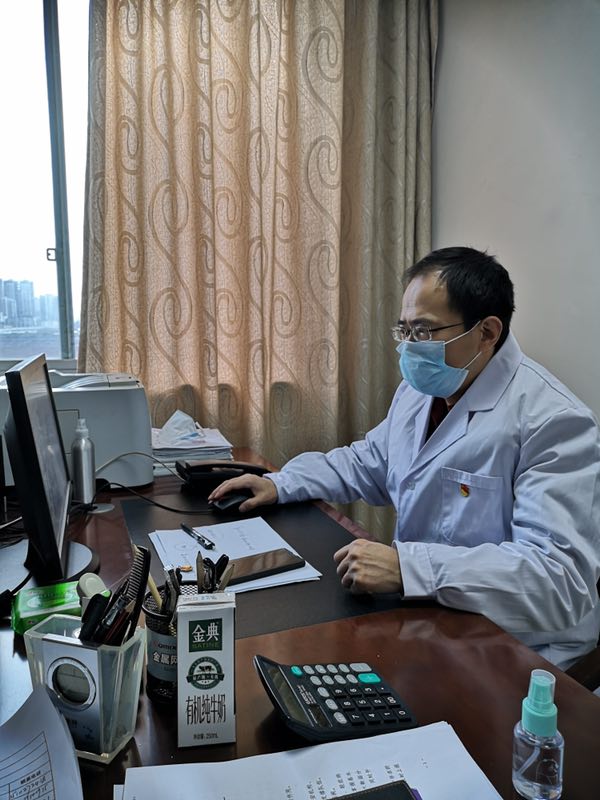 圖為李相武在進(jìn)行流行病學(xué)調(diào)查分析