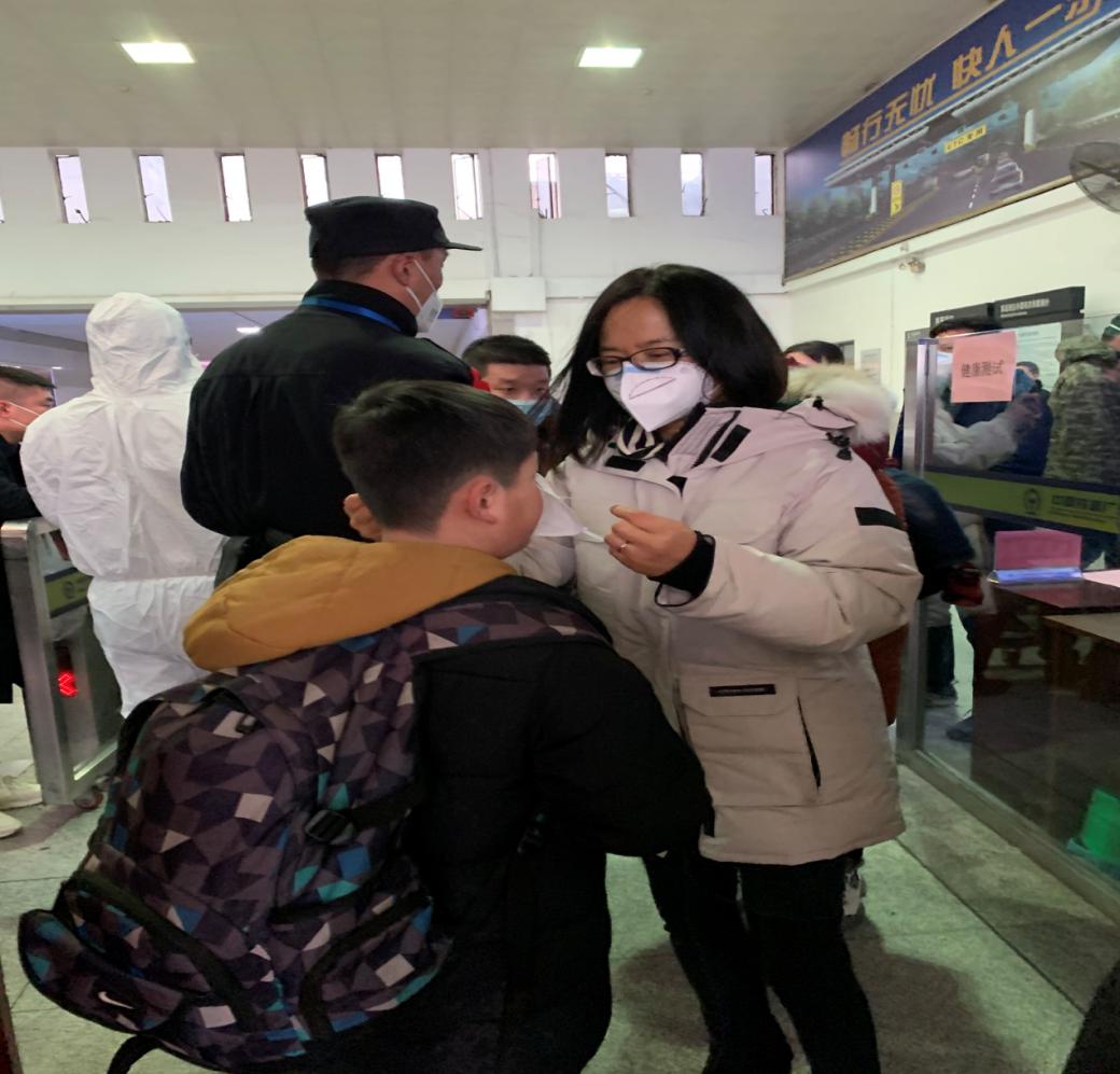 胡輝伍指導(dǎo)旅客佩戴口罩
