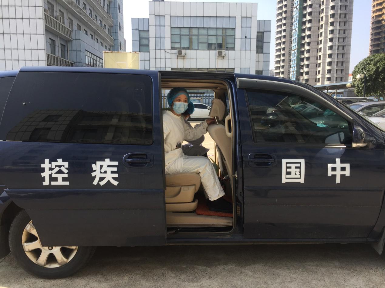 圖為厲潔正準(zhǔn)備去湘雅附二的感染科做流調(diào)