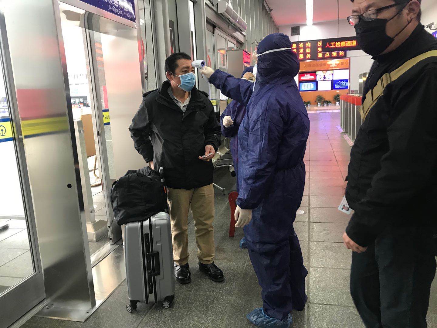校醫(yī)艾幸輝在火車站執(zhí)勤