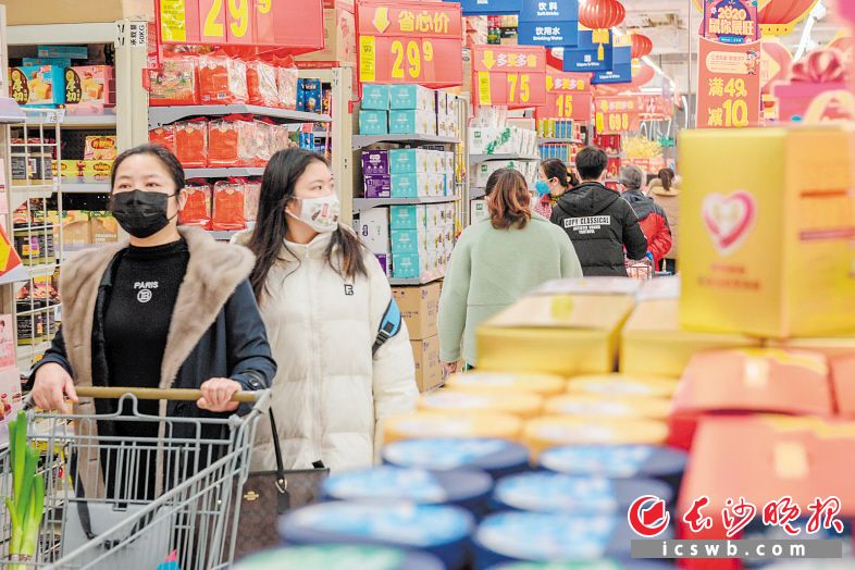 隨著疫情防控形勢好轉(zhuǎn),，長沙“煙火味”加速升騰。3月31日下午,，天氣放晴,，引來無數(shù)市民進店購物。相信隨著“春天有約·長沙消費季”活動的深入開展,，長沙的大眾消費將更加活躍,。 賀文兵 攝