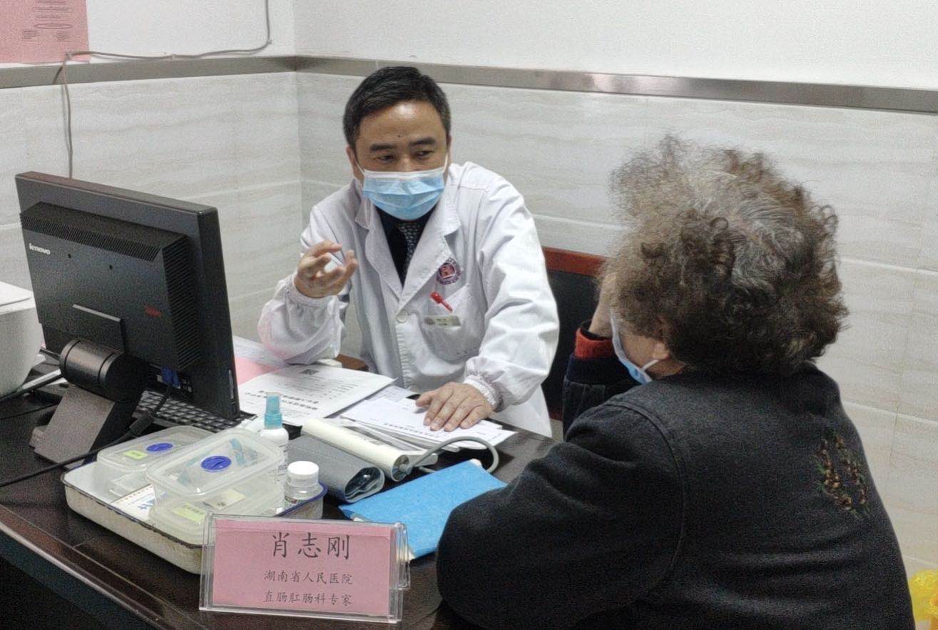 直腸肛腸科專家肖志剛為居民看診