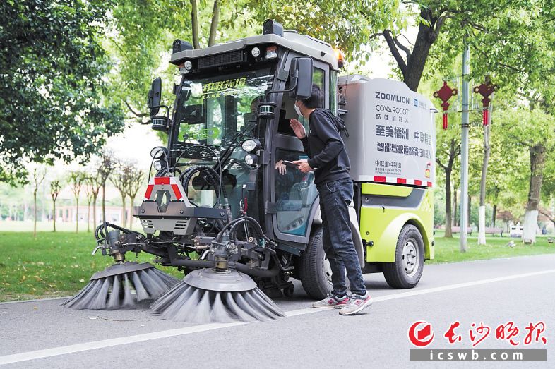 橘子洲景區(qū)使用的智能環(huán)衛(wèi)裝備,。未來結(jié)合5G網(wǎng)絡(luò)，該裝備運(yùn)行將更穩(wěn)定更靈活,。長沙晚報全媒體記者 鄧迪 攝
